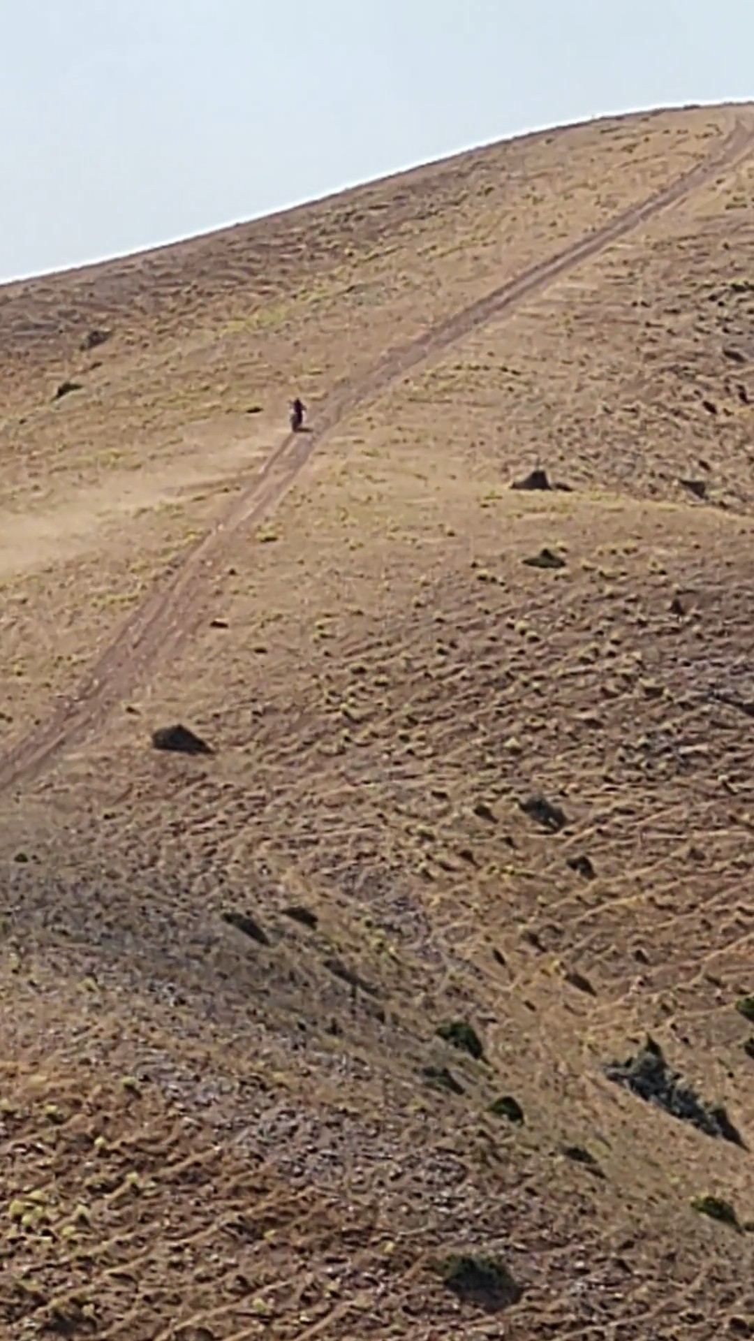 Pilota solitario sulla collina