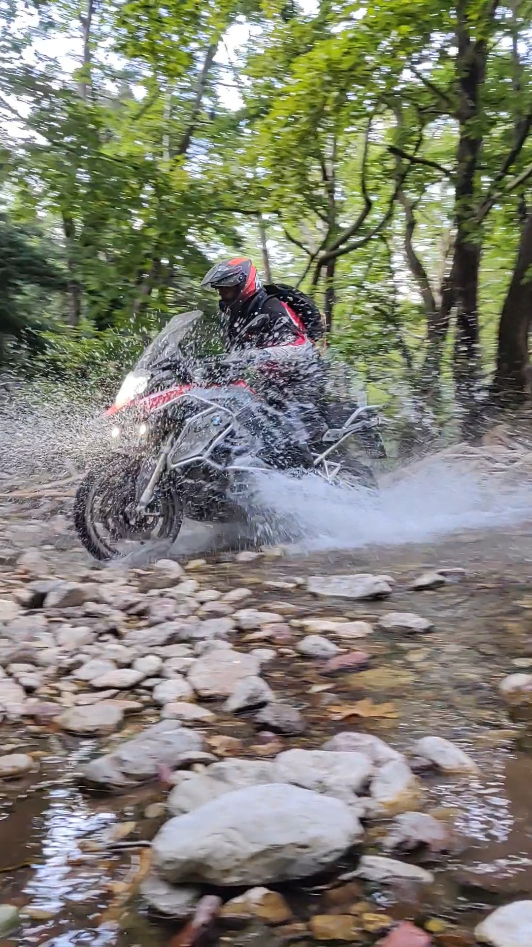 BMW GS attraversamento fiume