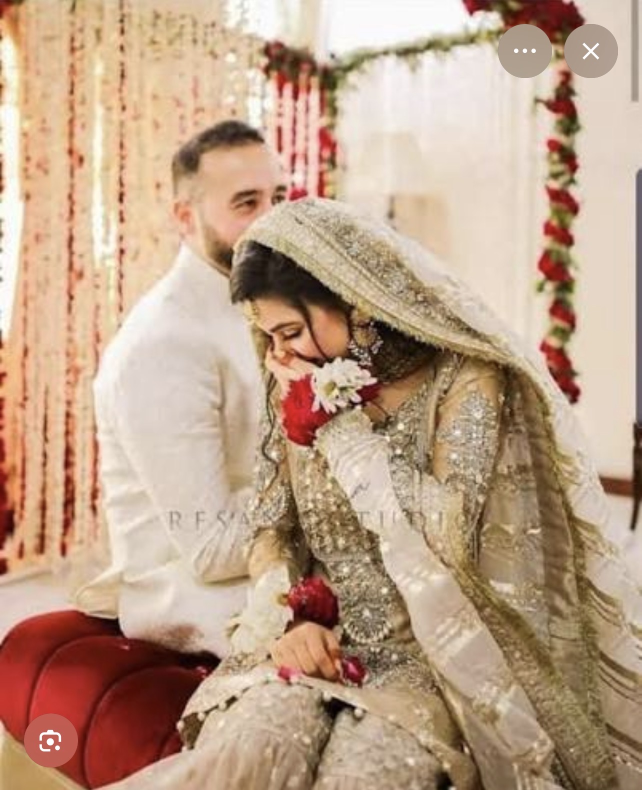 Et ægtepar i deres nikah-øjeblik — varmt, intimt og ægte