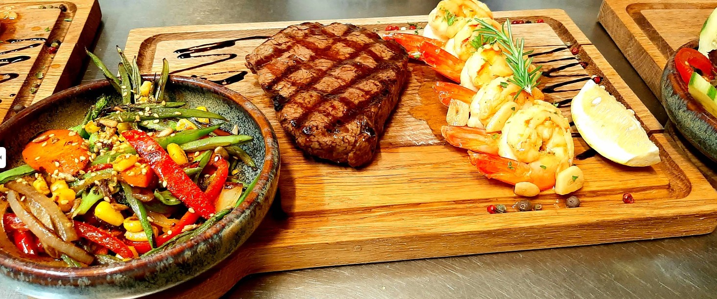 Grilled steak with vegetables