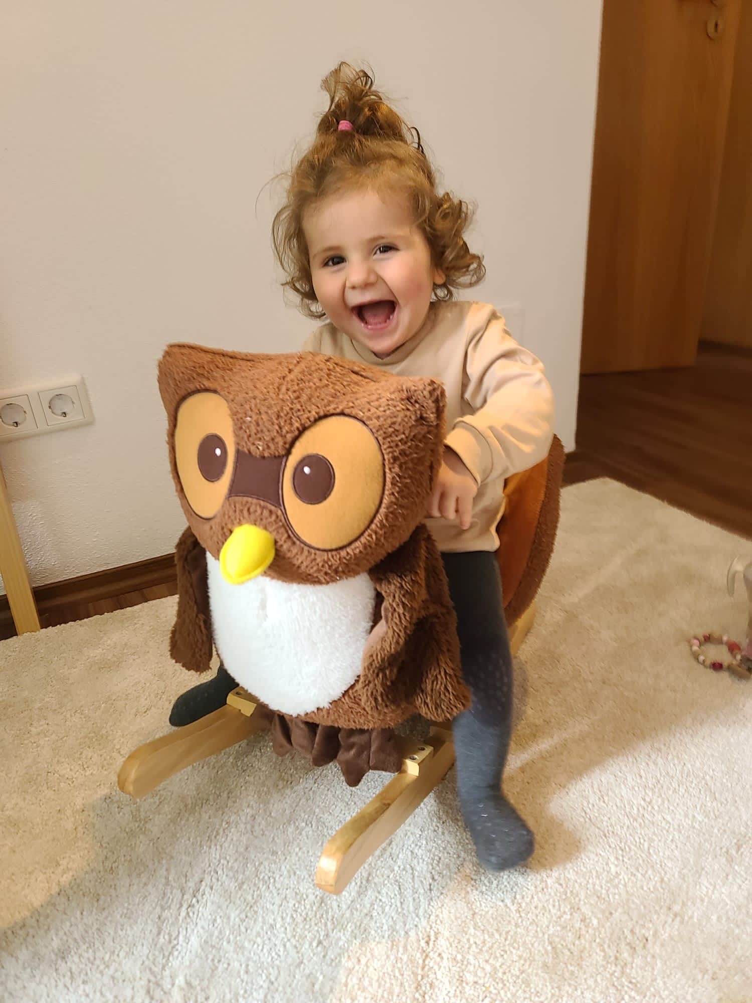 Ella lachend auf Schaukeltier