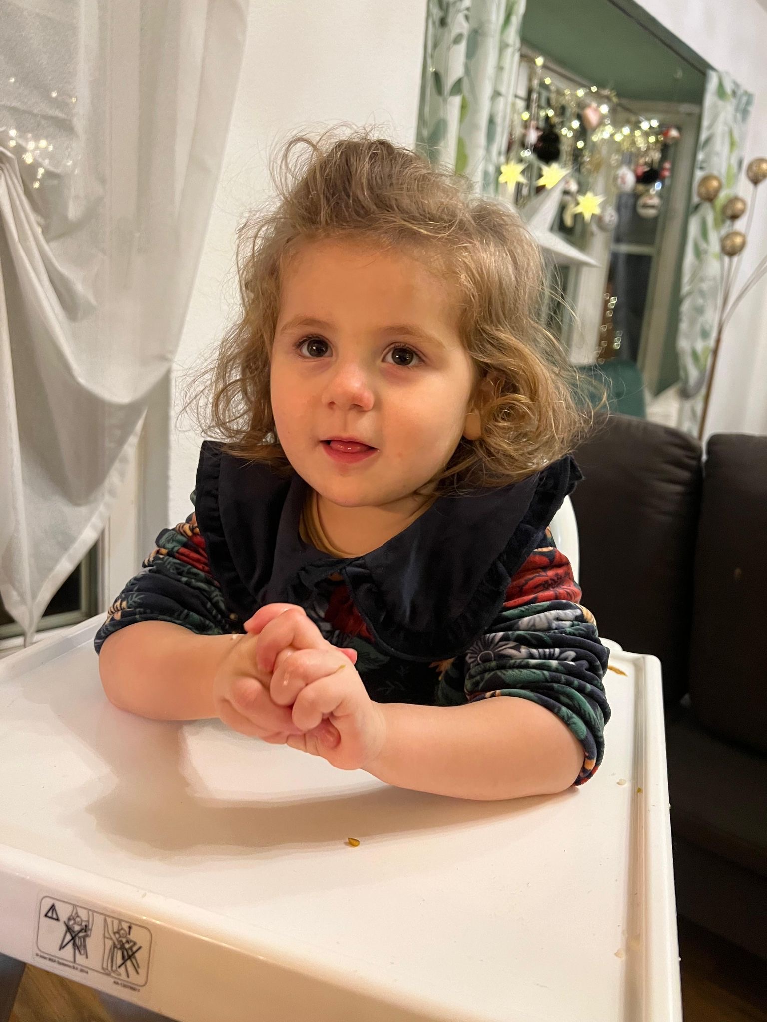 Ella am Tisch