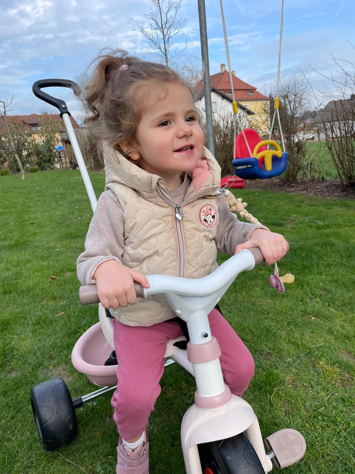 Ella auf dem Dreirad