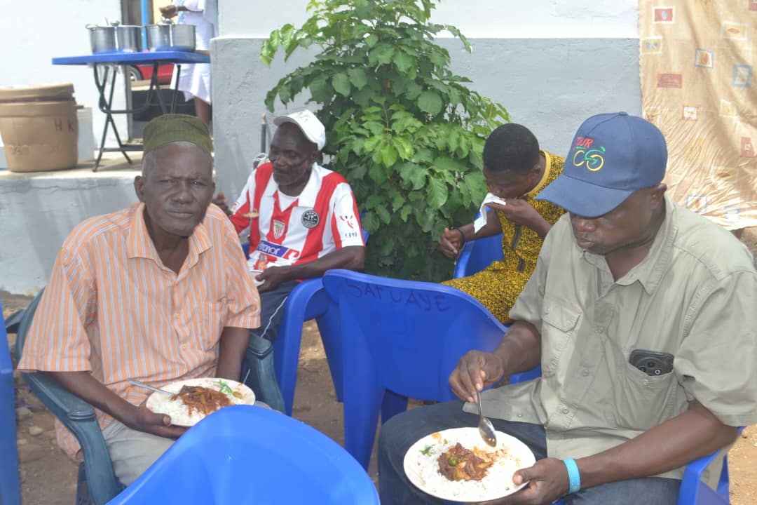 Trois convives partagent le repas