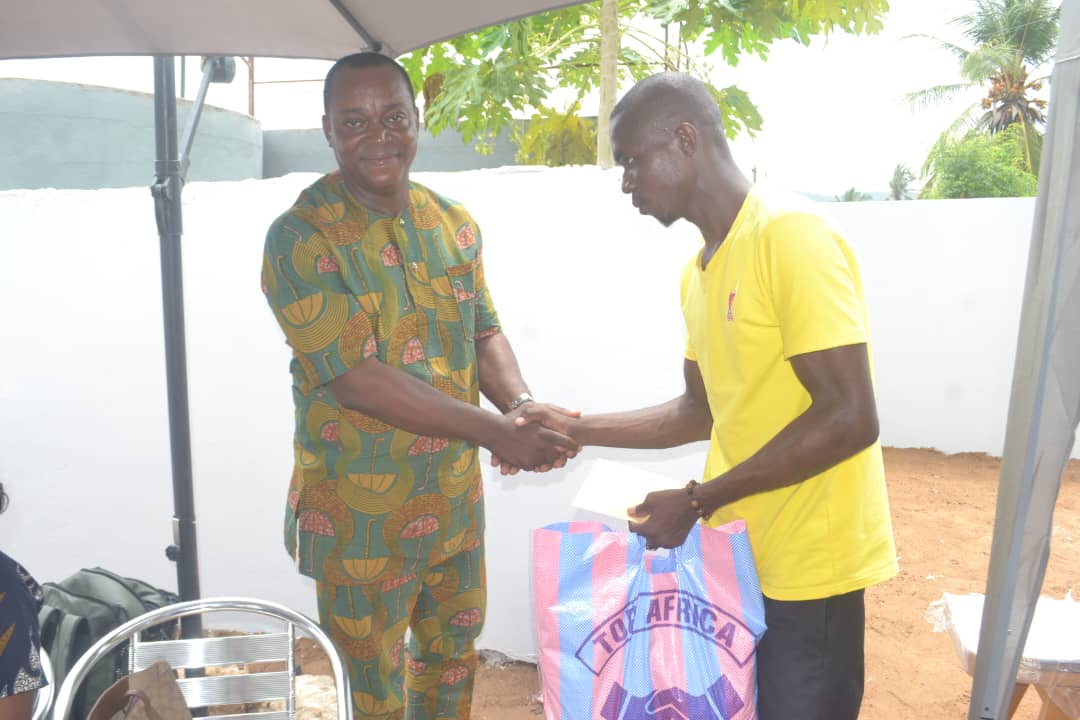 Remise d'un don à un ancien d'Ifodjè FC