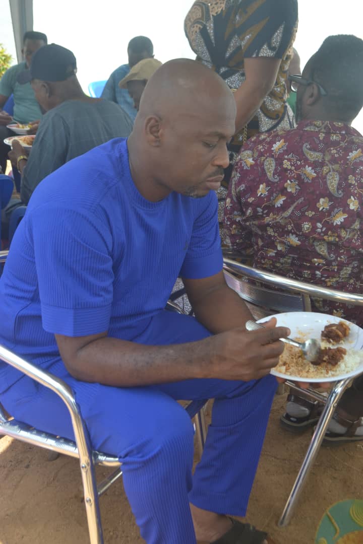 Le Président National savoure le repas