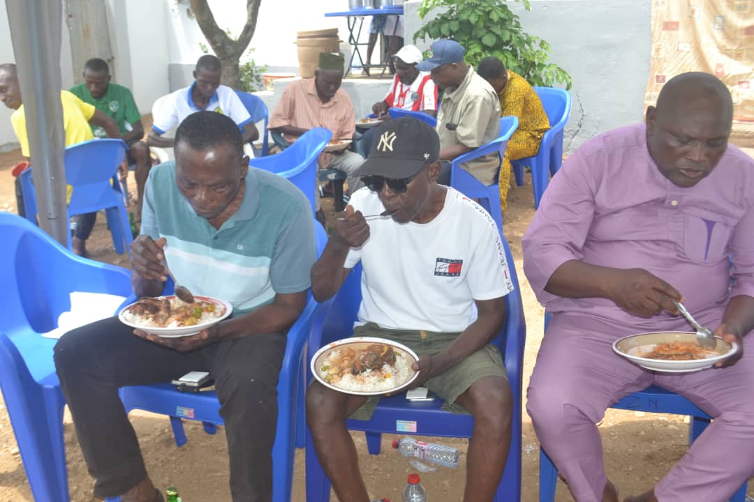 Anciens et soutiens partagent le même repas