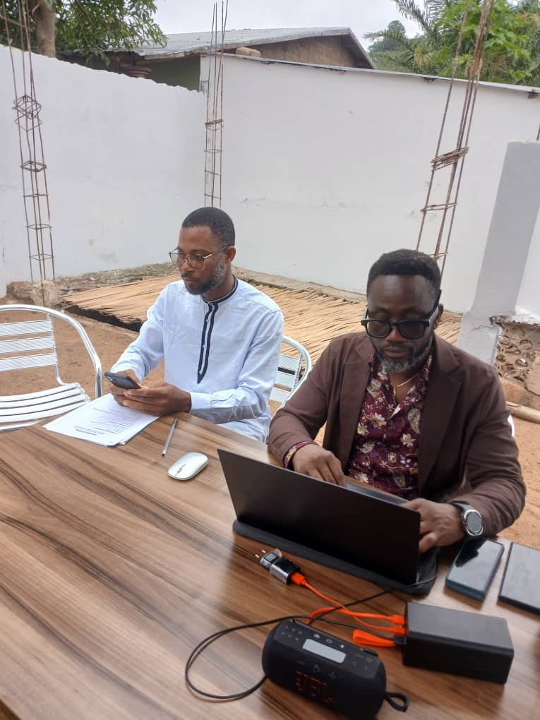 AZIAKA KOFFI et DOGLO KOMI au travail sur les Statuts