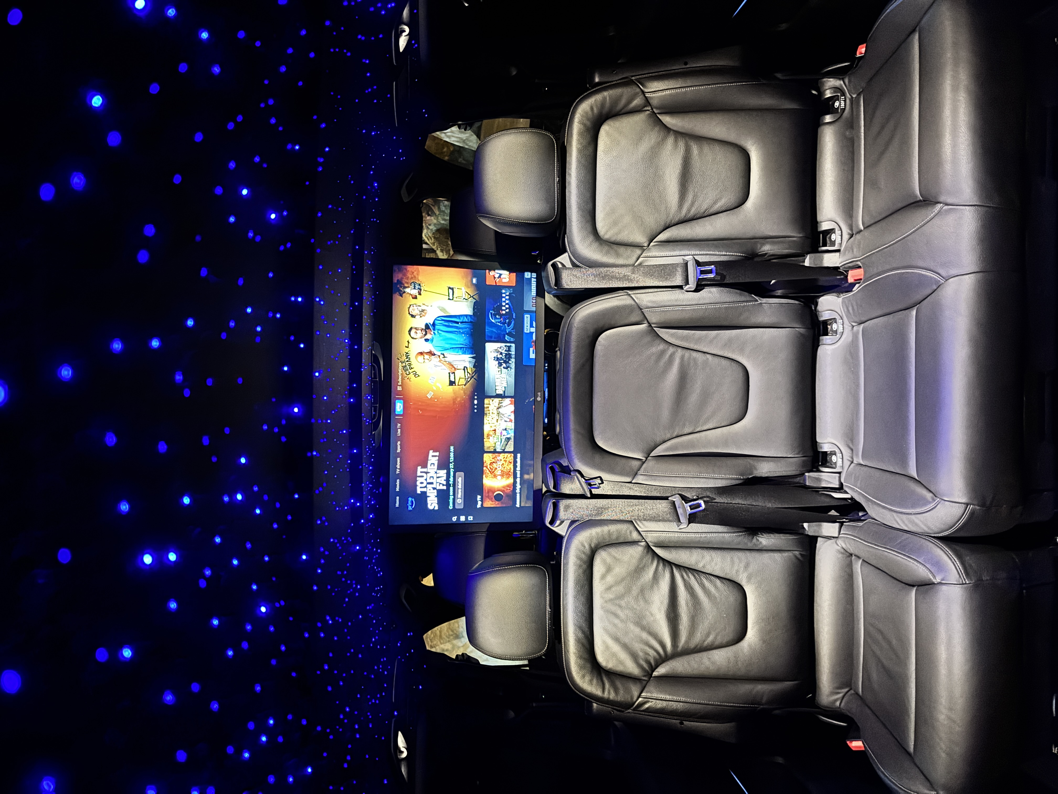 Intérieur Mercedes Classe V — écran Prime Video et étoiles bleues