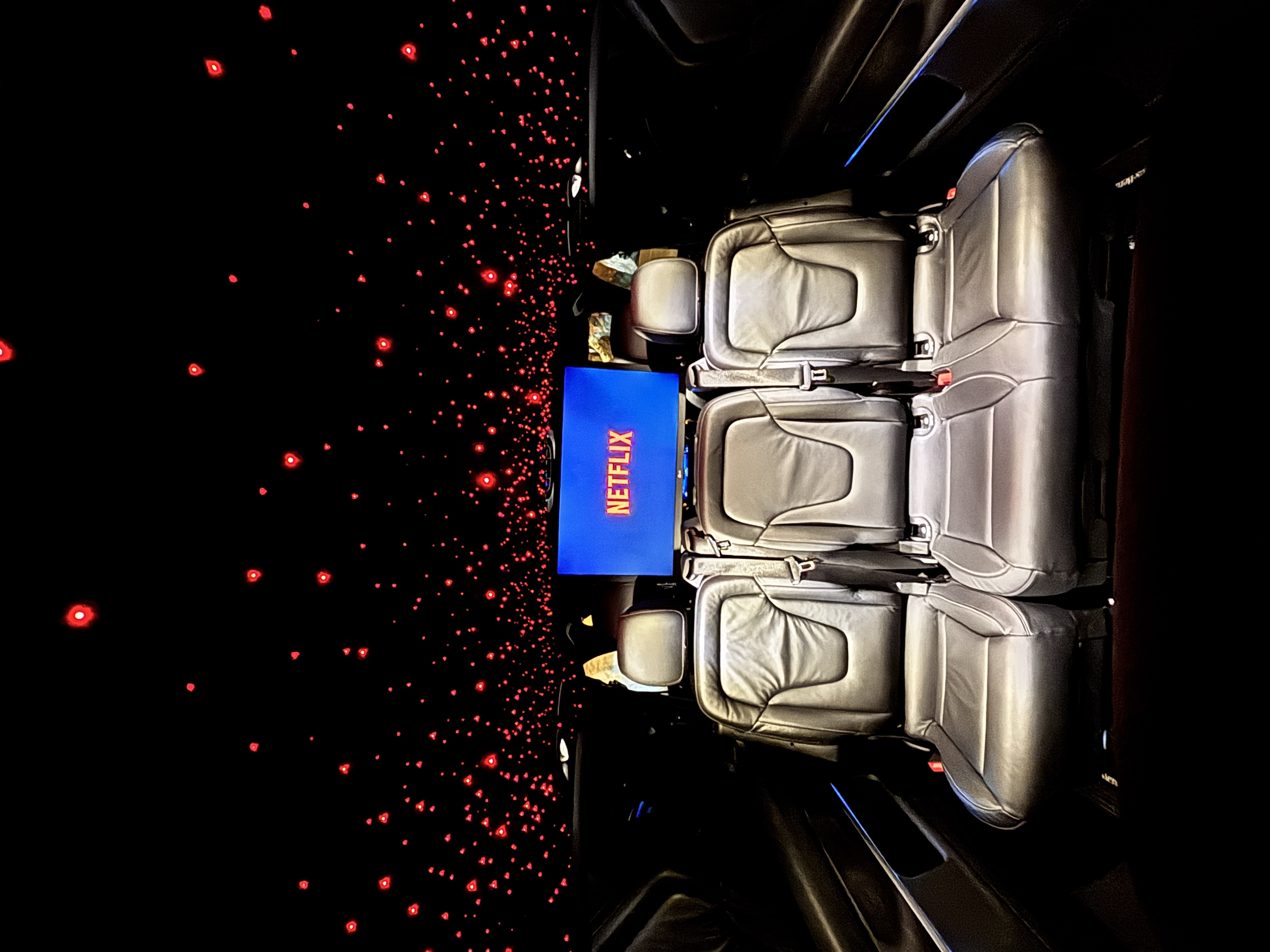 Salon privé étoilé — écran Netflix et ciel fibre optique