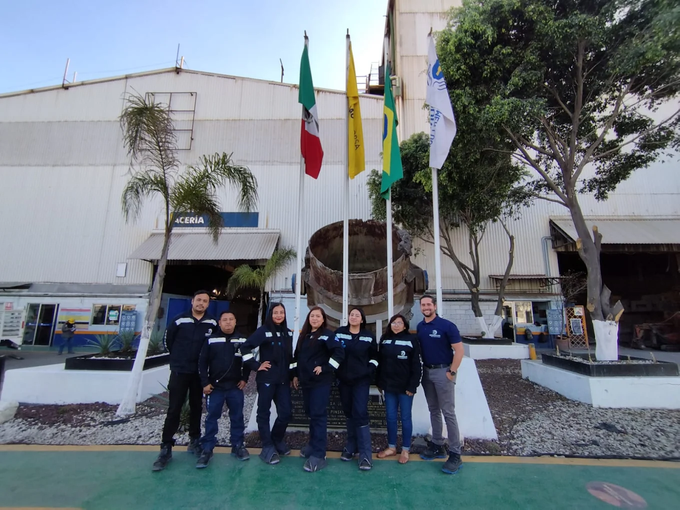 Equipo SERISALUD en planta industrial mexicana
