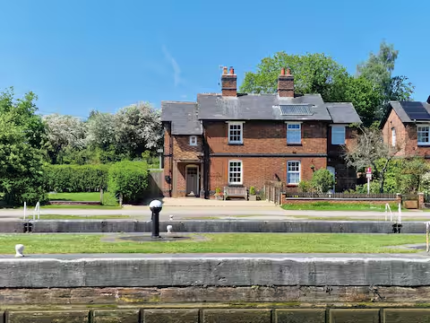 Lock Keeper's Cottage — Victorian Cottage · Dutton Locks, Cheshire holiday let