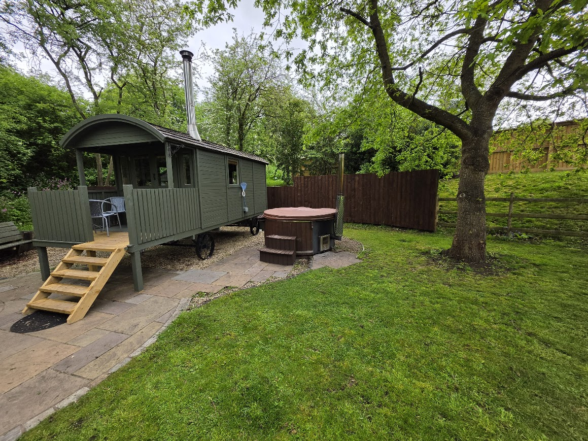 Shepherd's Hut at Dutton Locks — Shepherd's Hut · River Island, Cheshire holiday let