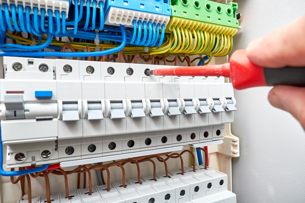 Électricien au travail sur un tableau électrique