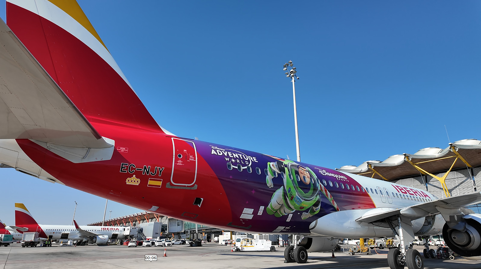 Cola del Airbus A320neo tematizado con Buzz Lightyear y Disney Adventure World en el aeropuerto de Madrid