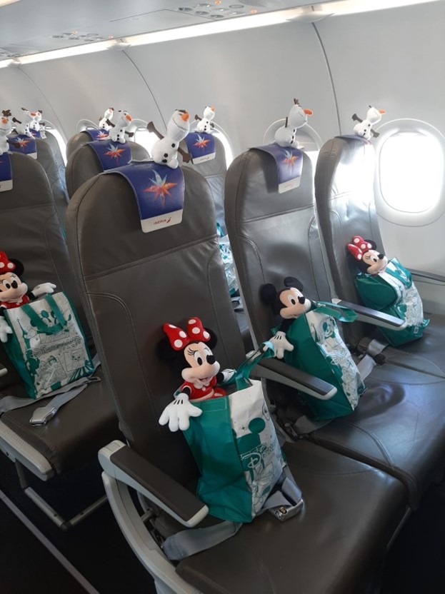 Cabina del avión de Iberia con cabeceros tematizados y peluches de Olaf en cada asiento