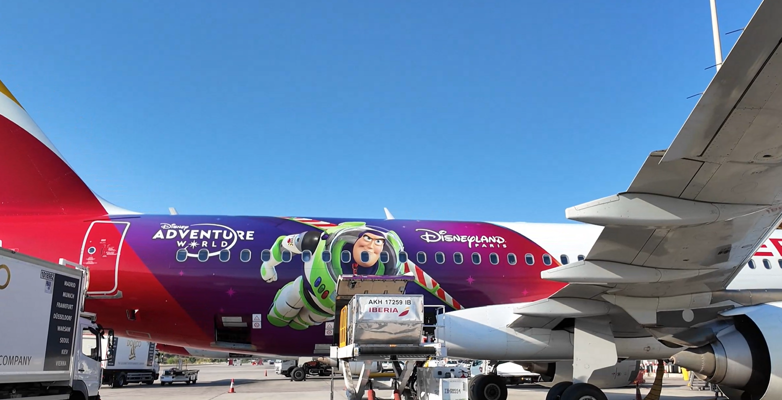 Lateral del Airbus A320neo de Iberia con Buzz Lightyear y Disney Adventure World