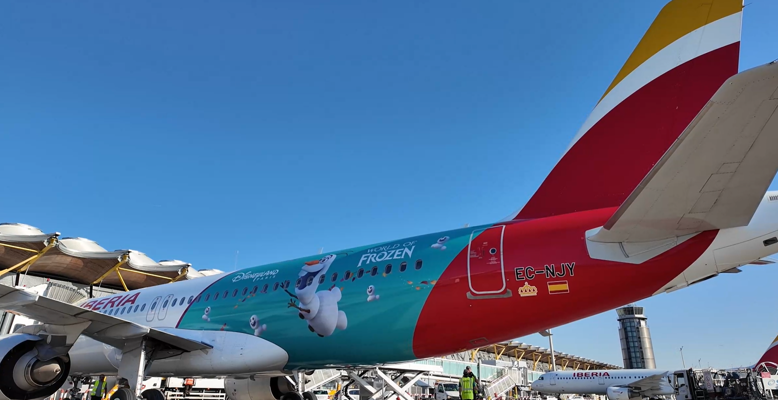 Iberia estrena un avión inspirado en Disneyland Paris… ¡y su primer vuelo ha sido el más mágico de todos!