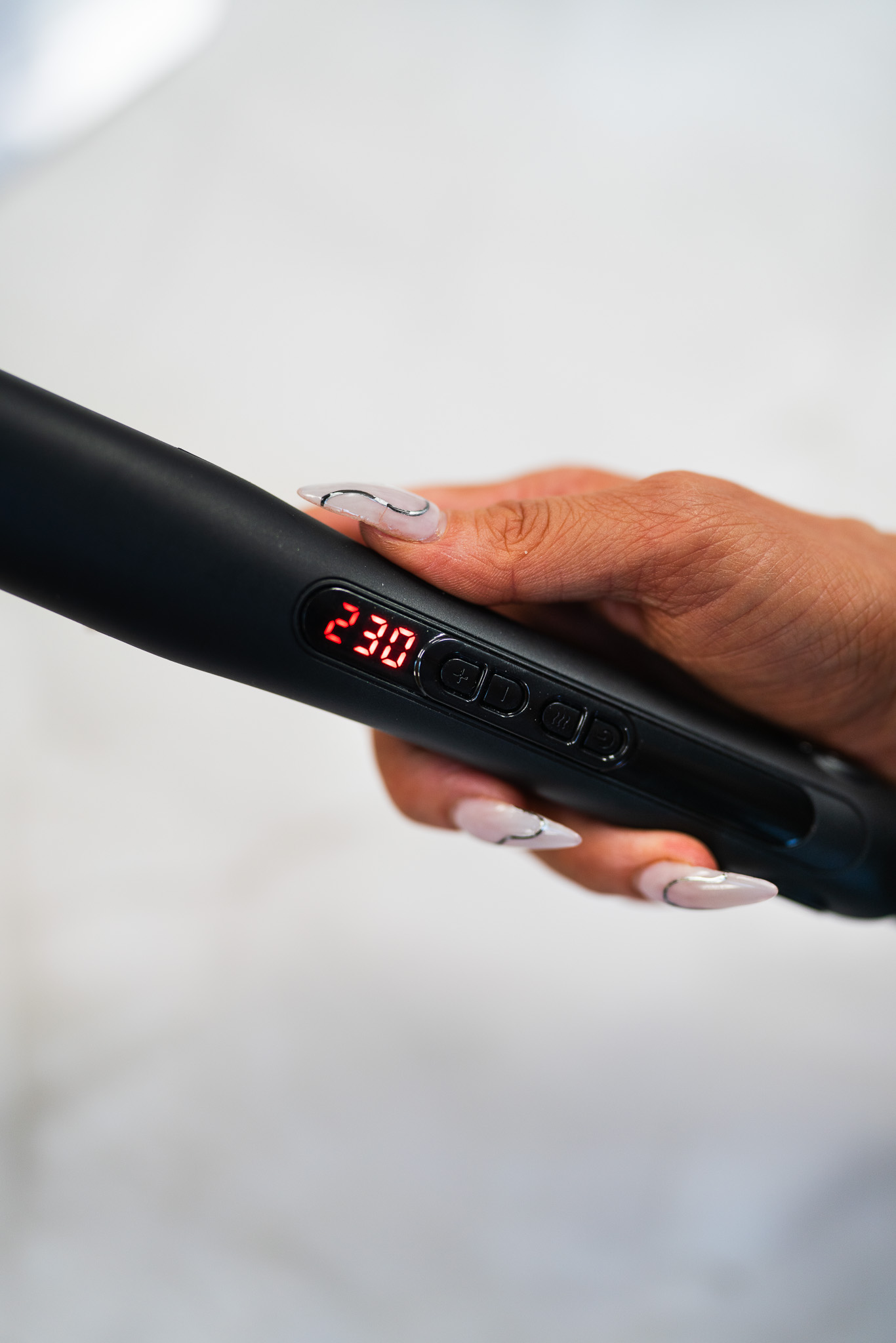 Winamor Perfect Pass LCD screen displaying 230°C temperature setting for professional keratin treatment