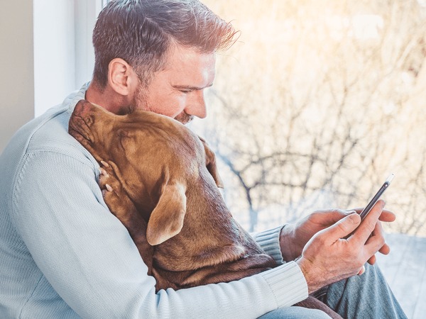 Pet owner using ALTRUISS app