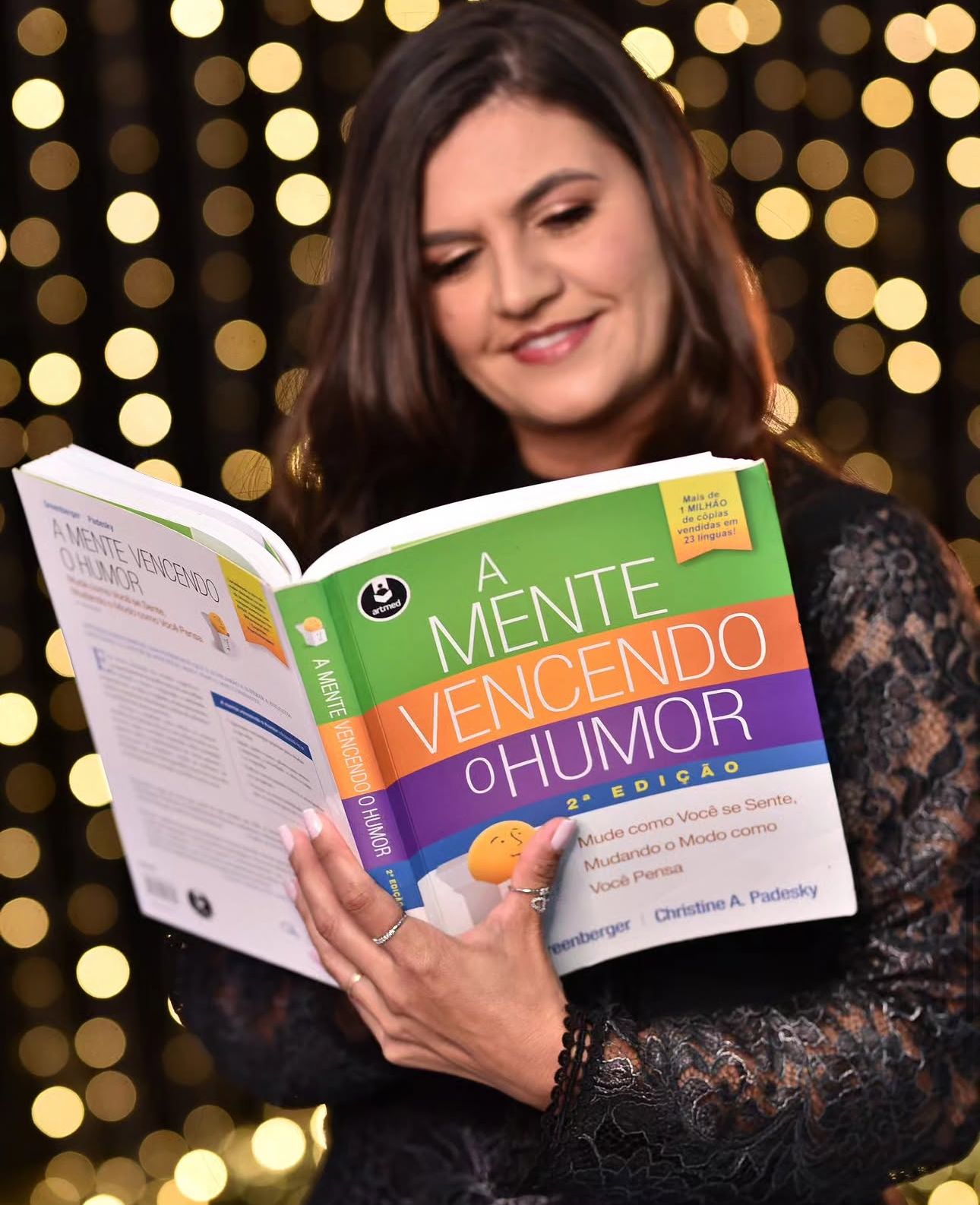 Aloísia Marques lendo um livro de Terapia Cognitivo-Comportamental