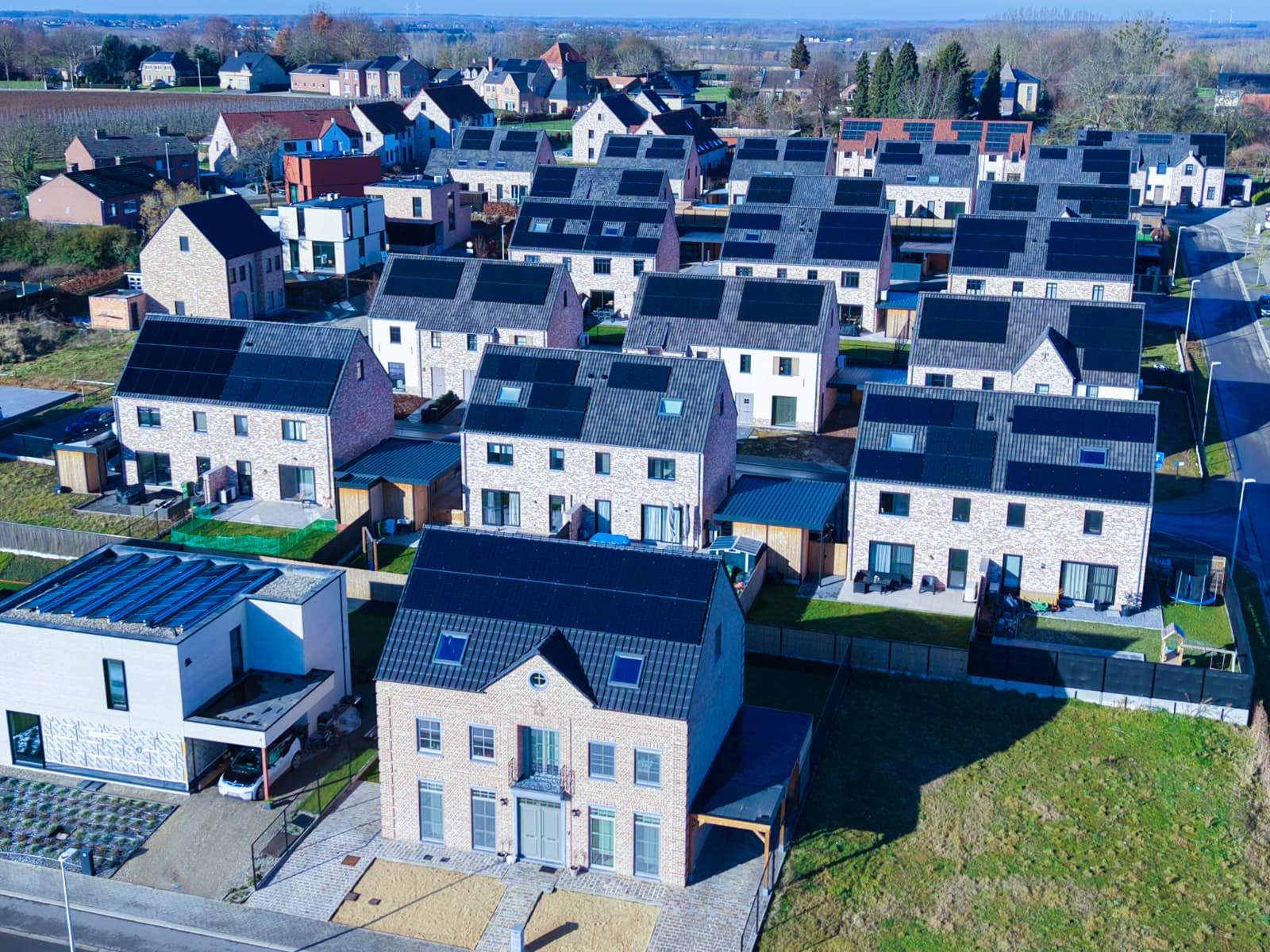 Zonnepanelen installatie op woningen