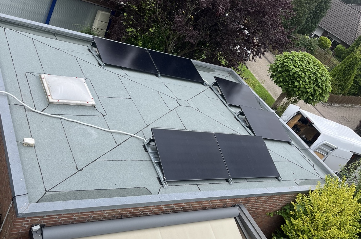 PV-Montage durch das Green Lion Energy Team