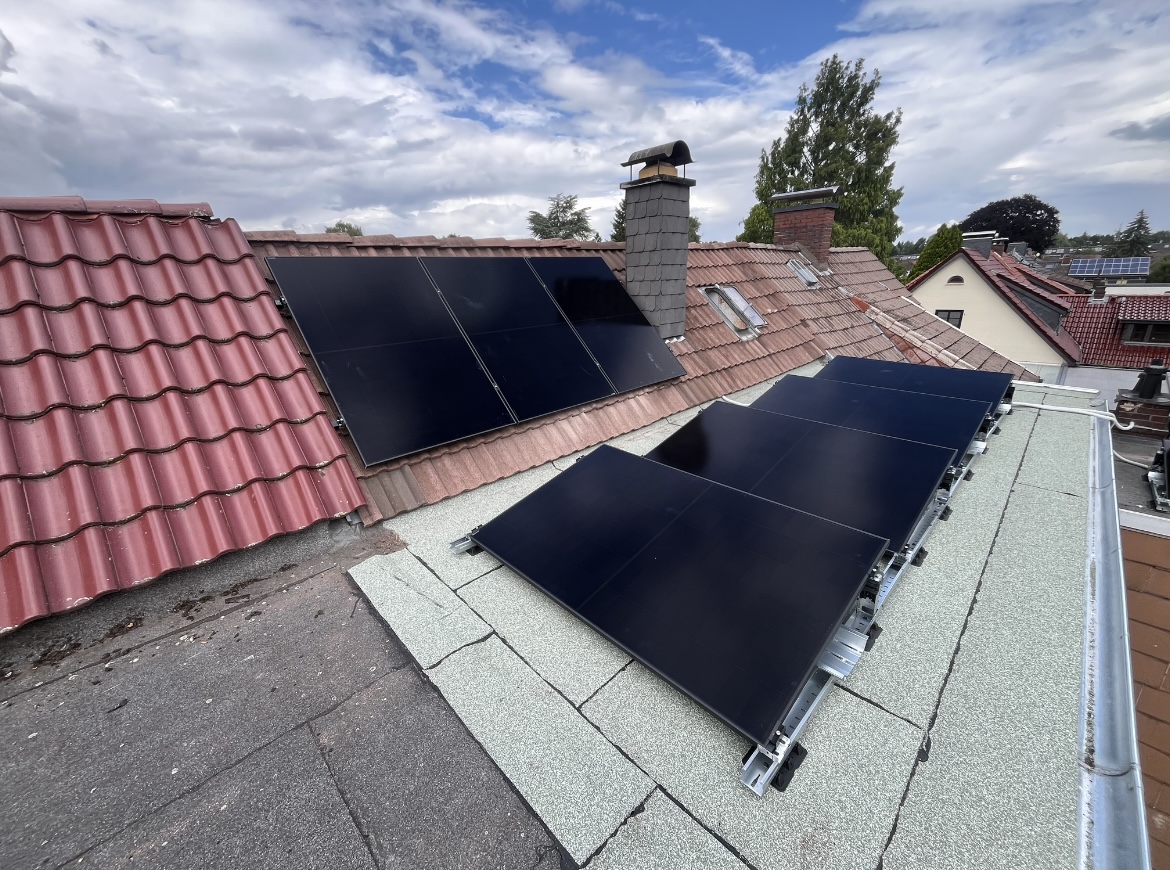 Montageteam von Green Lion Energy bei der PV-Installation auf einer echten Baustelle