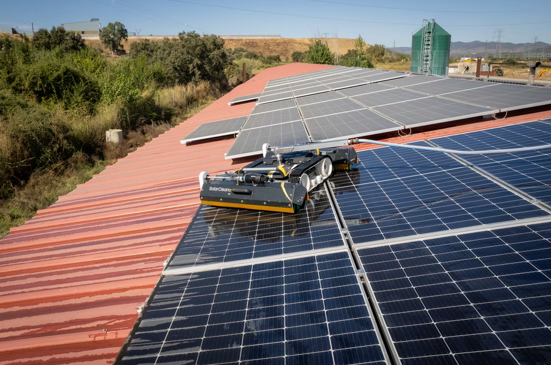 SolarCleano F1 reinigingsrobot in actie op zonnepanelen