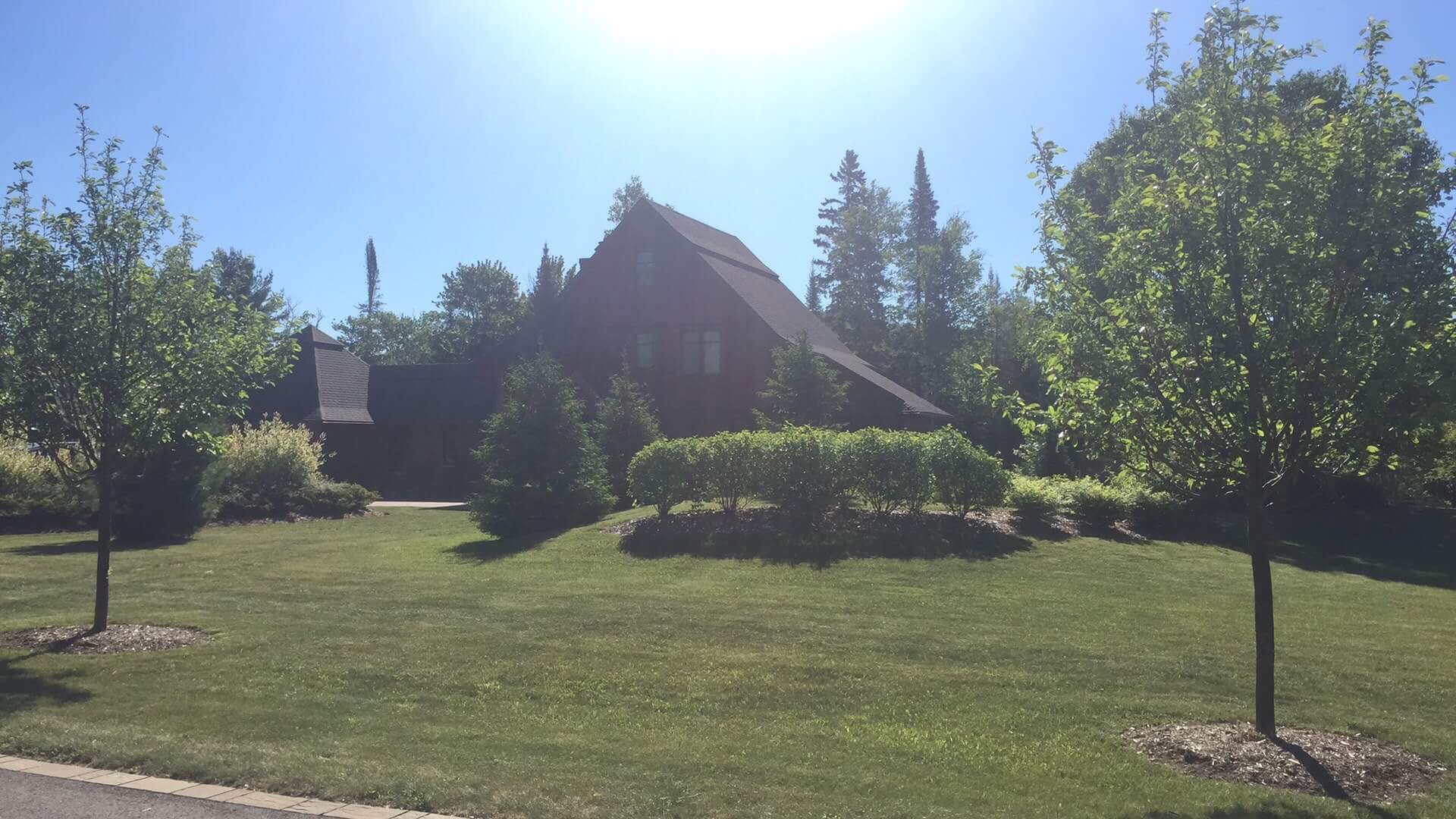 Propriété boisée — pelouse impeccable