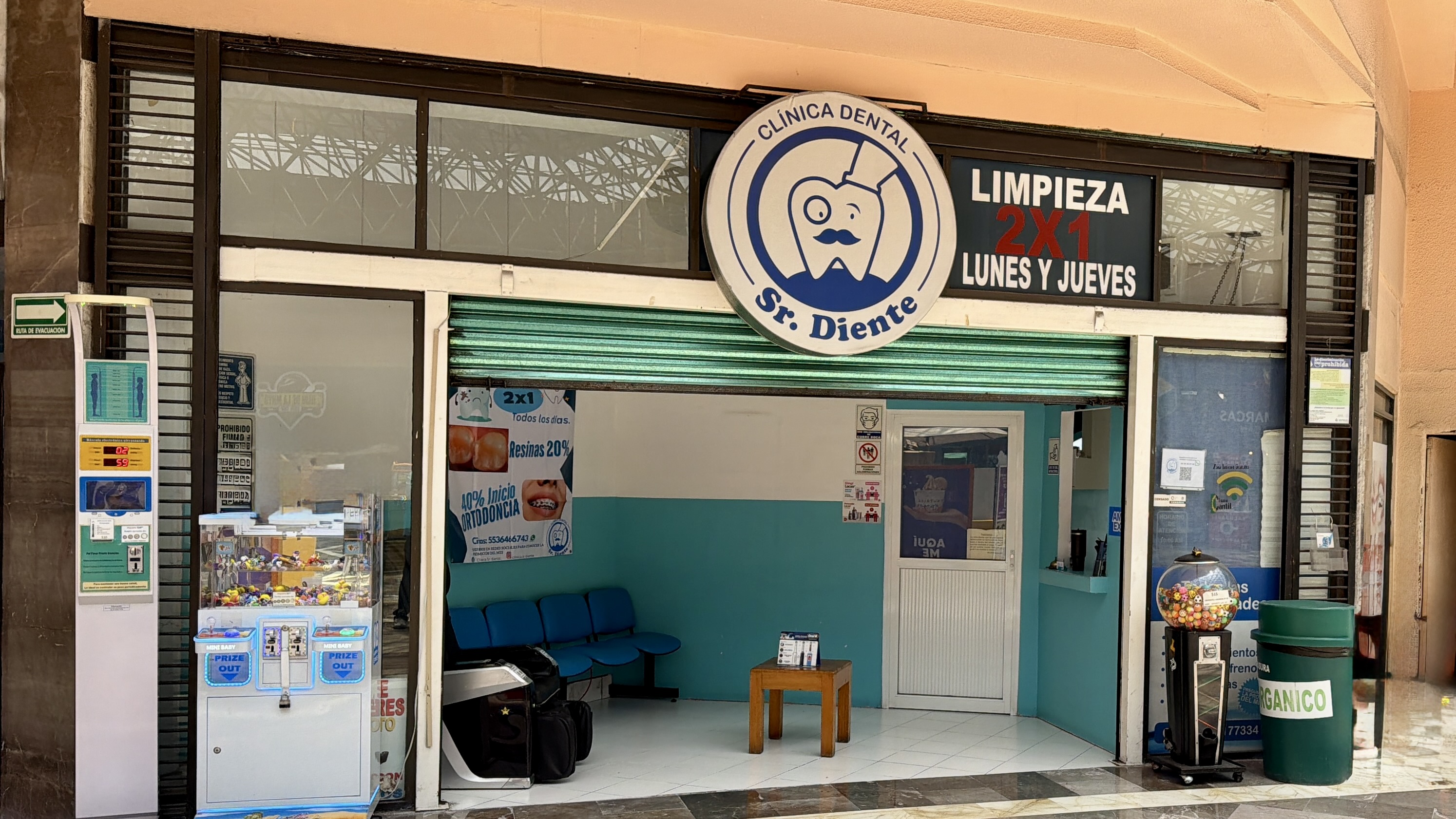 Fachada de Clínica Sr. Diente en Plaza Cantil