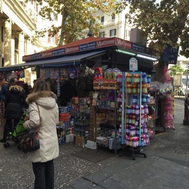 Edicola Parisi - Piazza Vanvitelli, Napoli