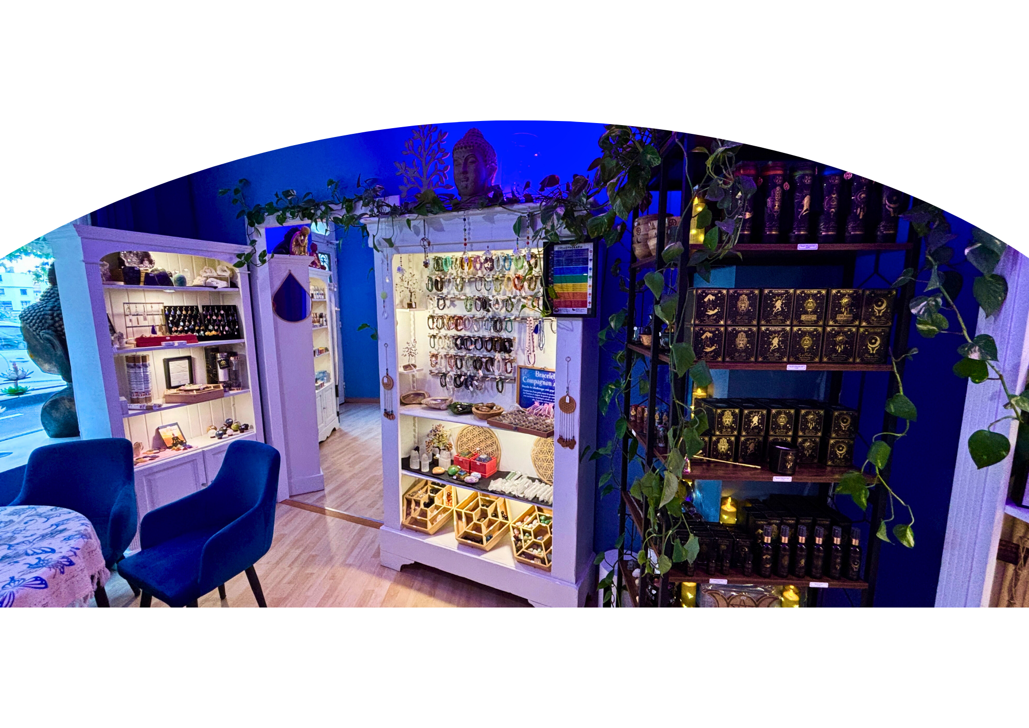 Intérieur de la boutique Bilan 2 Vie à Montélimar — cristaux, bougies, bracelets et ambiance lumière bleutée