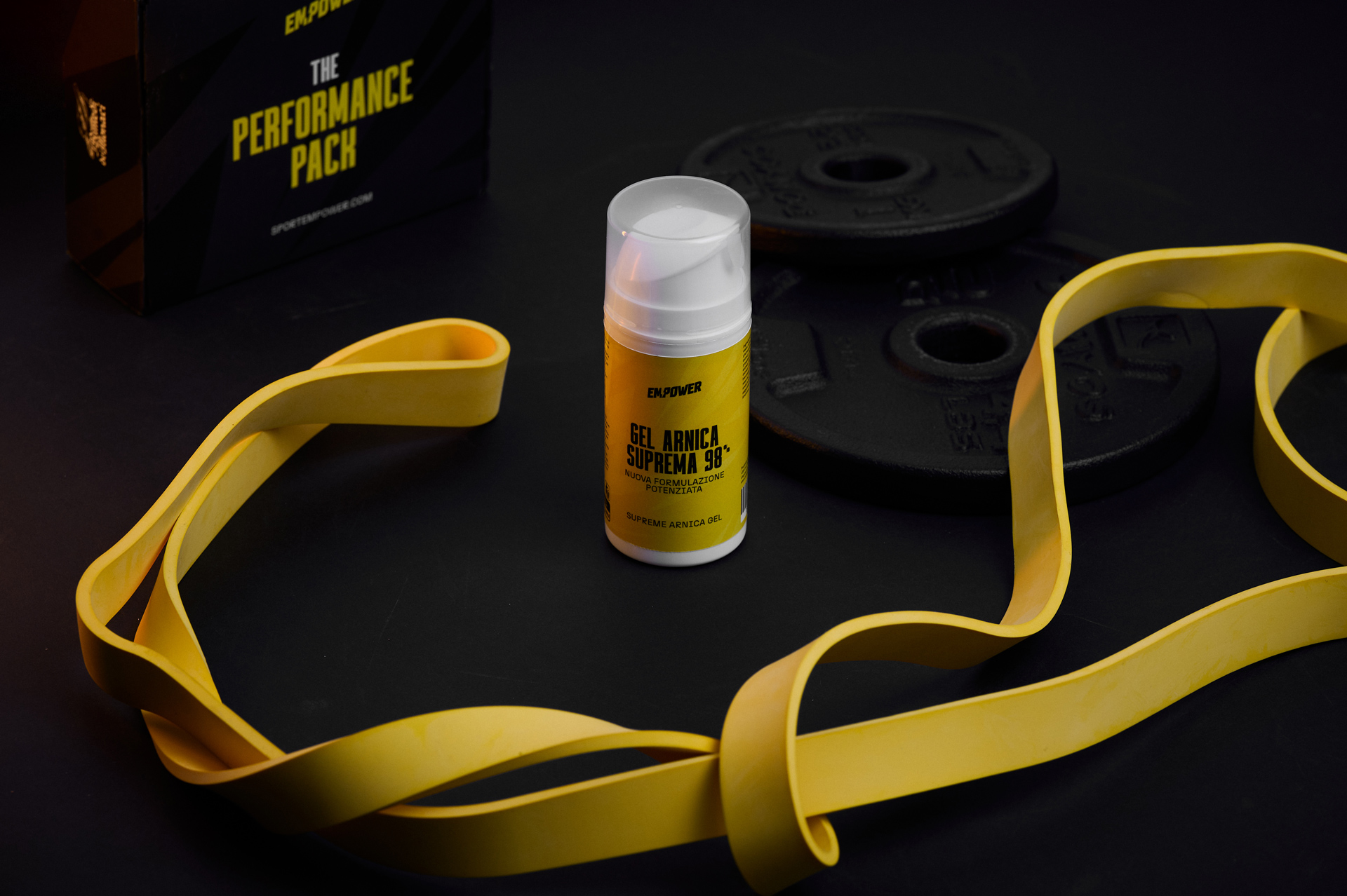 Empower — Gel Arnica Suprema 98 · Performance Pack su fondo nero con bande di resistenza gialle