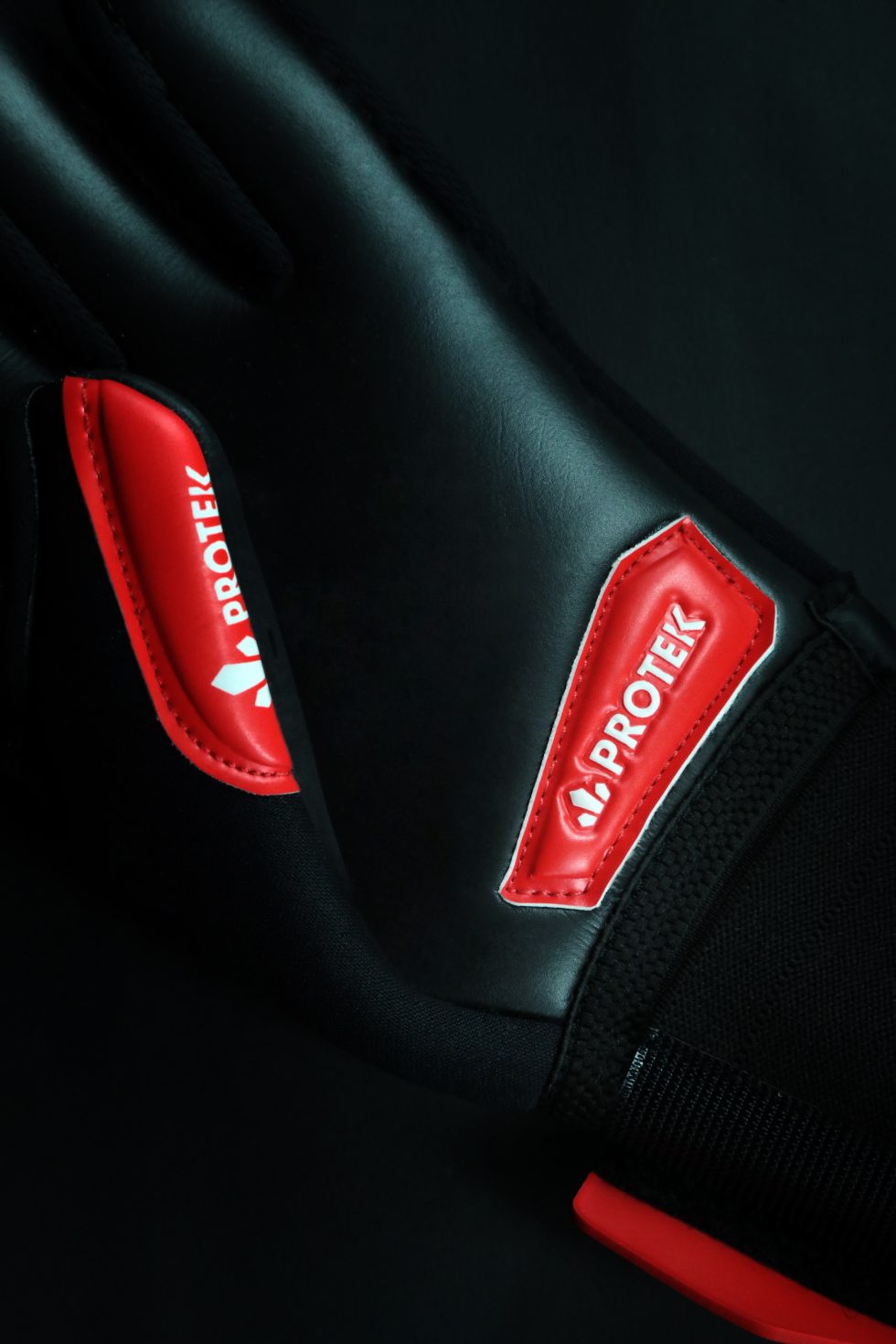 Protek — Dorso del guanto con grip in gomma sagomato e logo