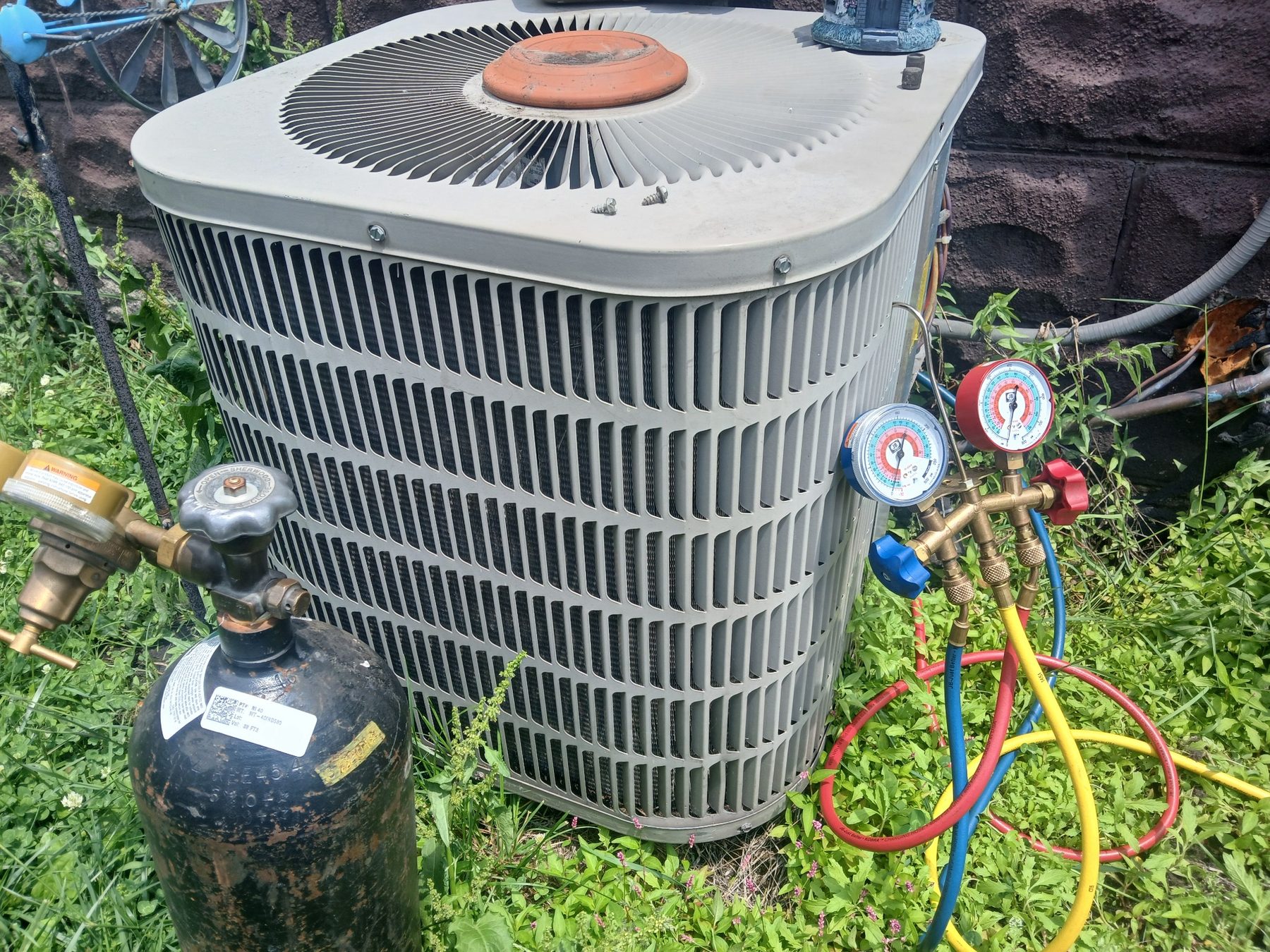 HVAC tech servicing a rooftop unit