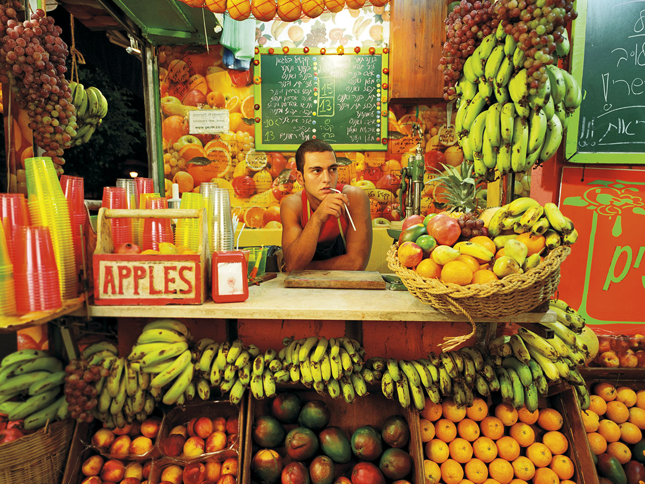 1700 — image from Fragments of Life by Kobi Israel. Staged portrait at a Tel-Aviv juice stand. Details to be confirmed.