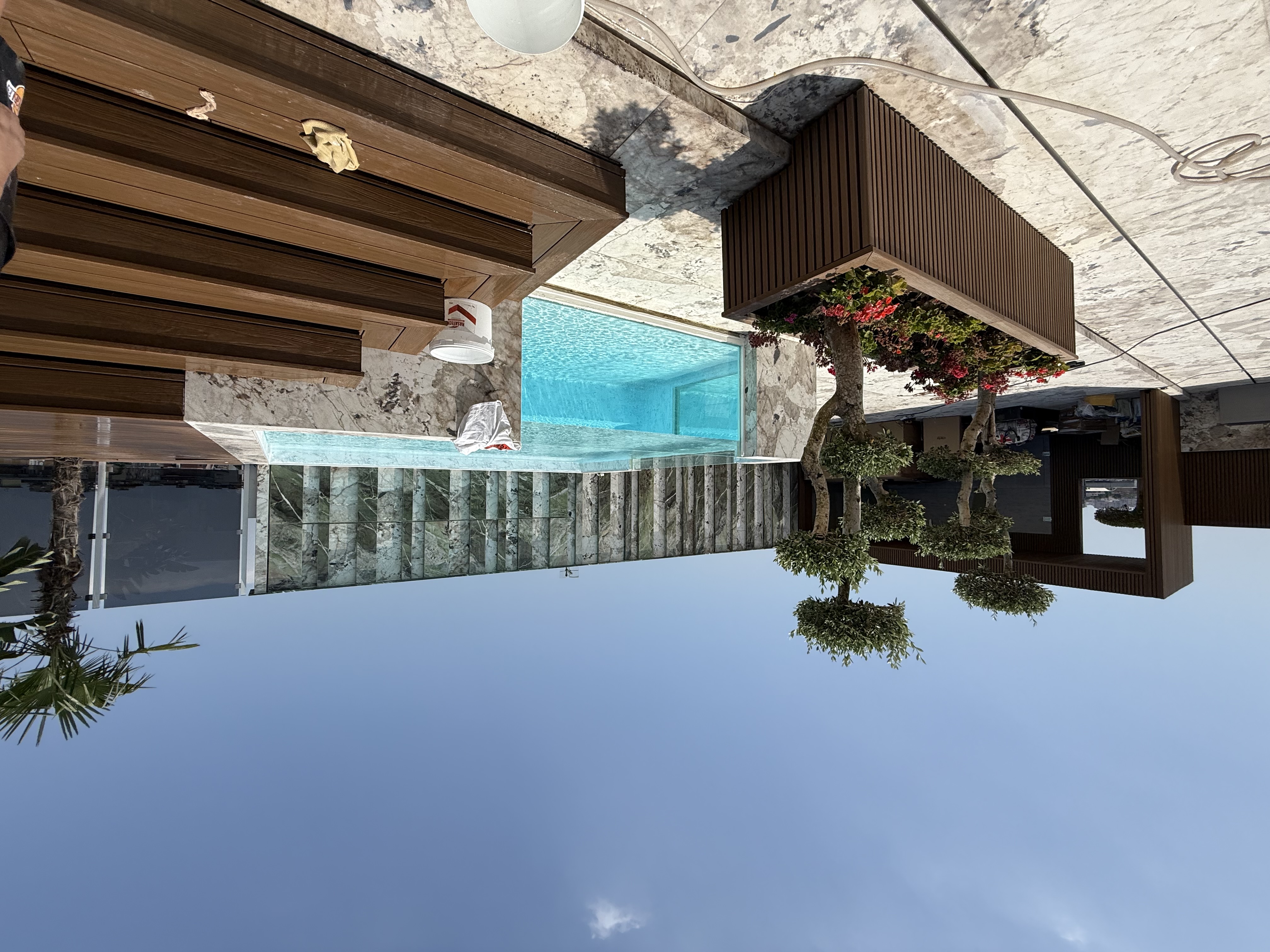 Balcone elevato con parapetto a doghe bianche