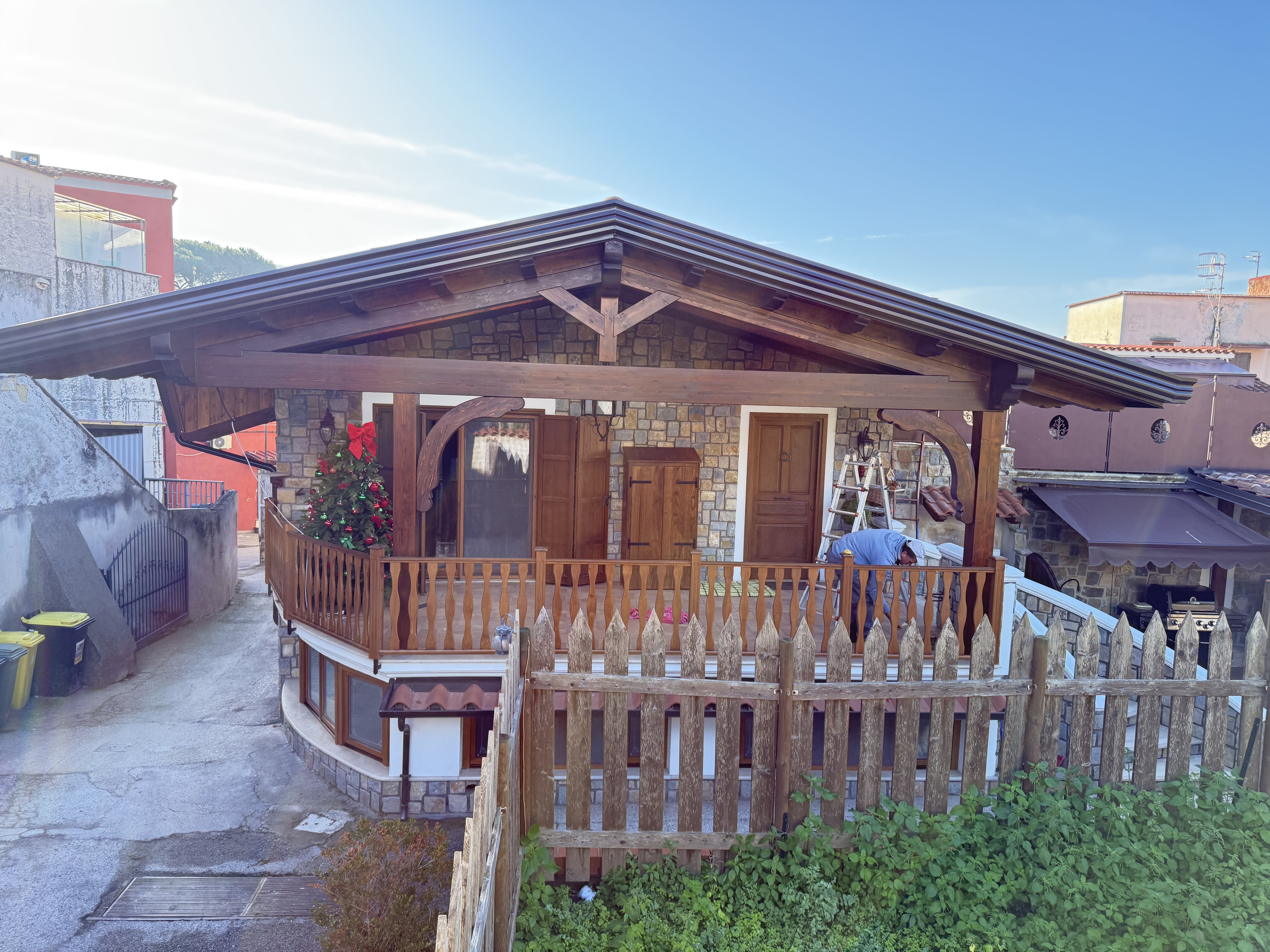 Tetto in legno con travi a vista su villa