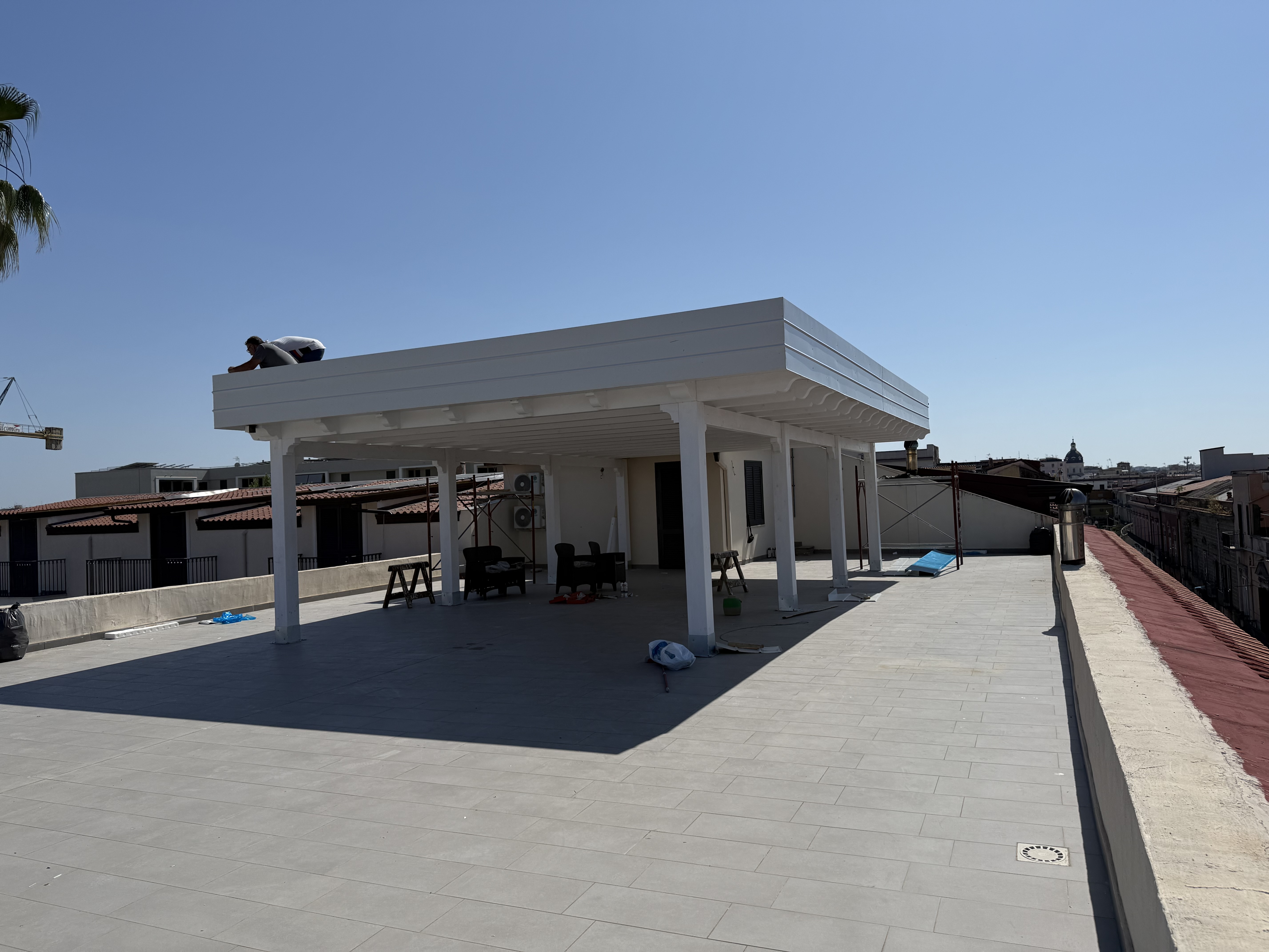 Pergola rooftop bianca su misura