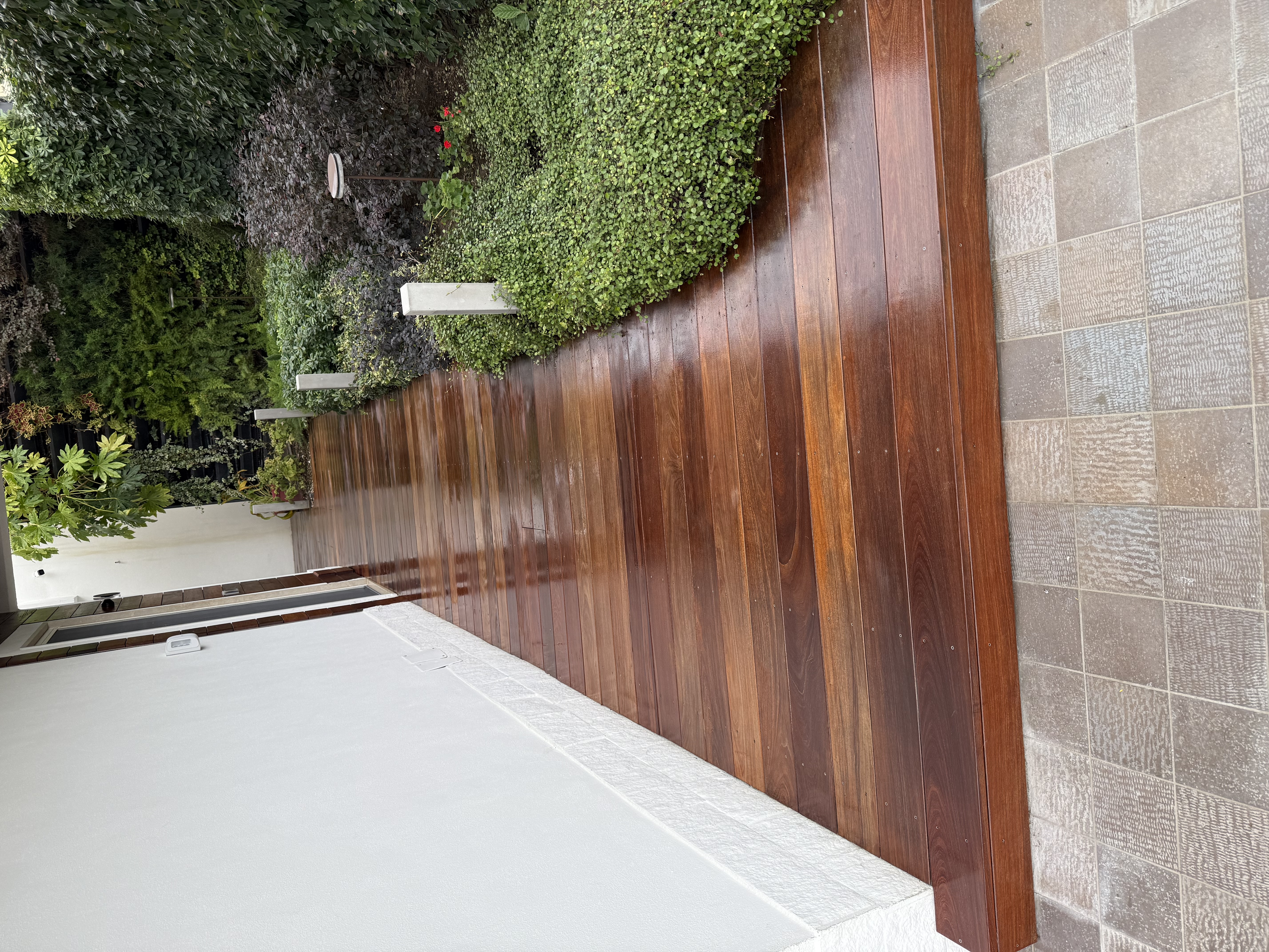Pavimento decking con vasca idromassaggio