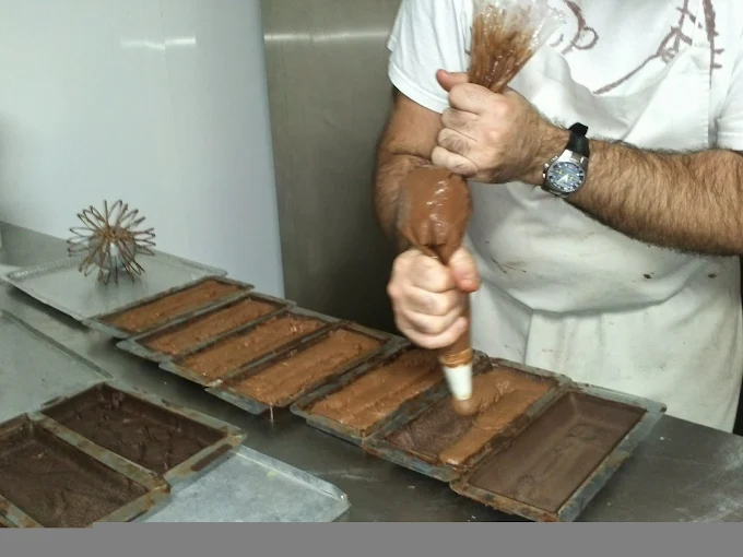 Pastisser elaborant els dolços a mà