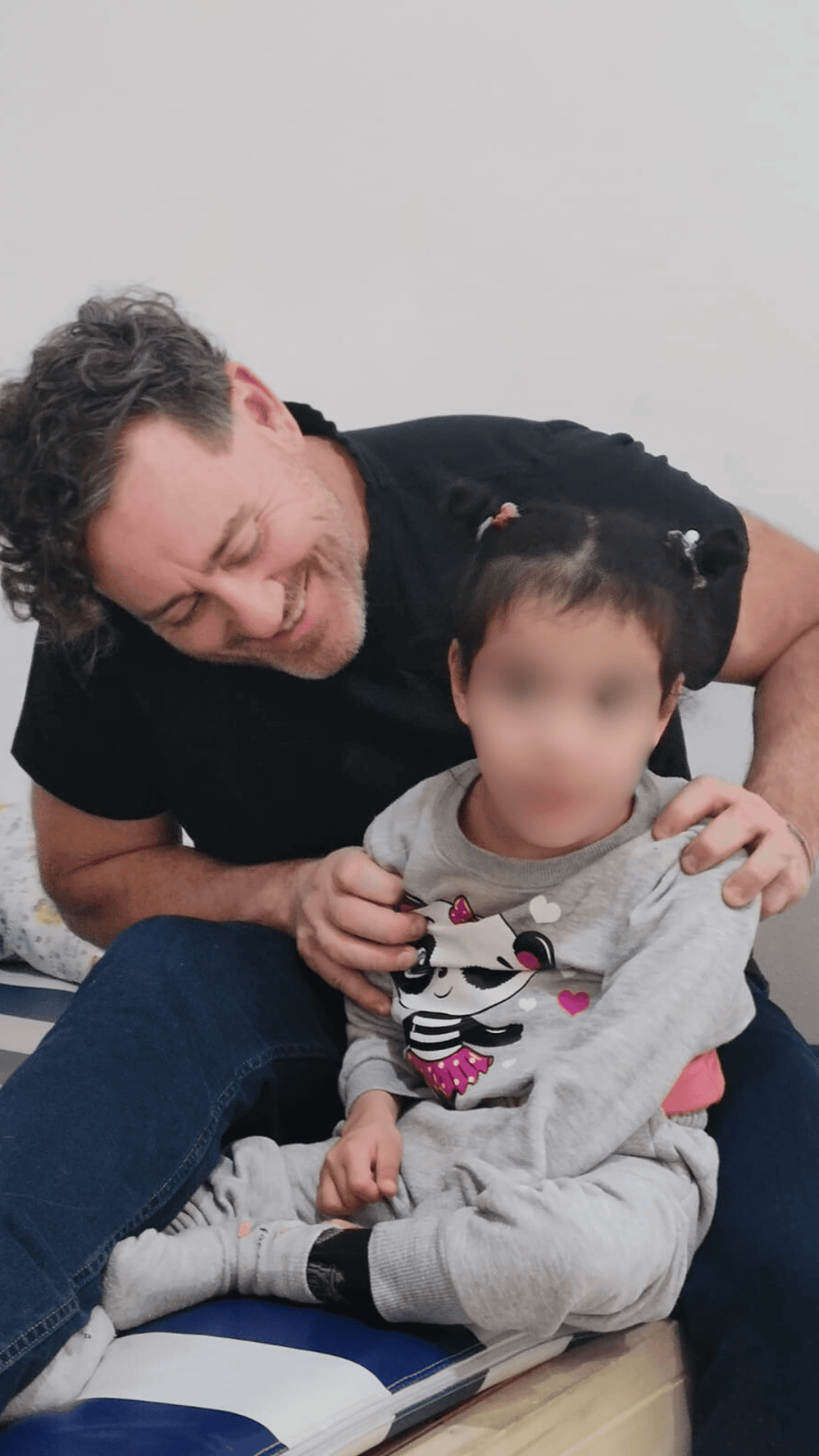 Terapeuta especializado en neurodesarrollo realizando intervención terapéutica con niño en consultorio clínico