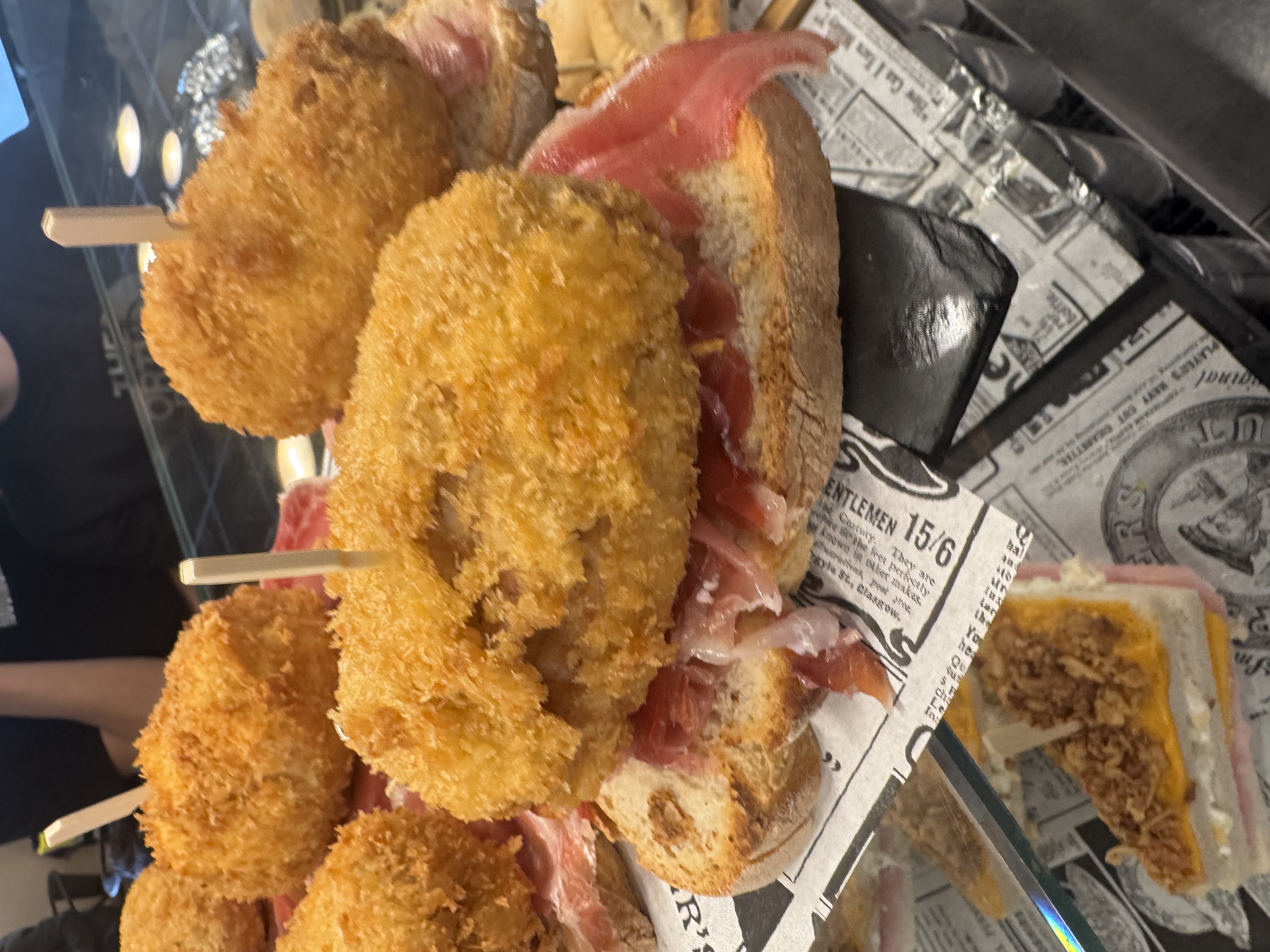 Pintxo de croqueta crujiente con jamón