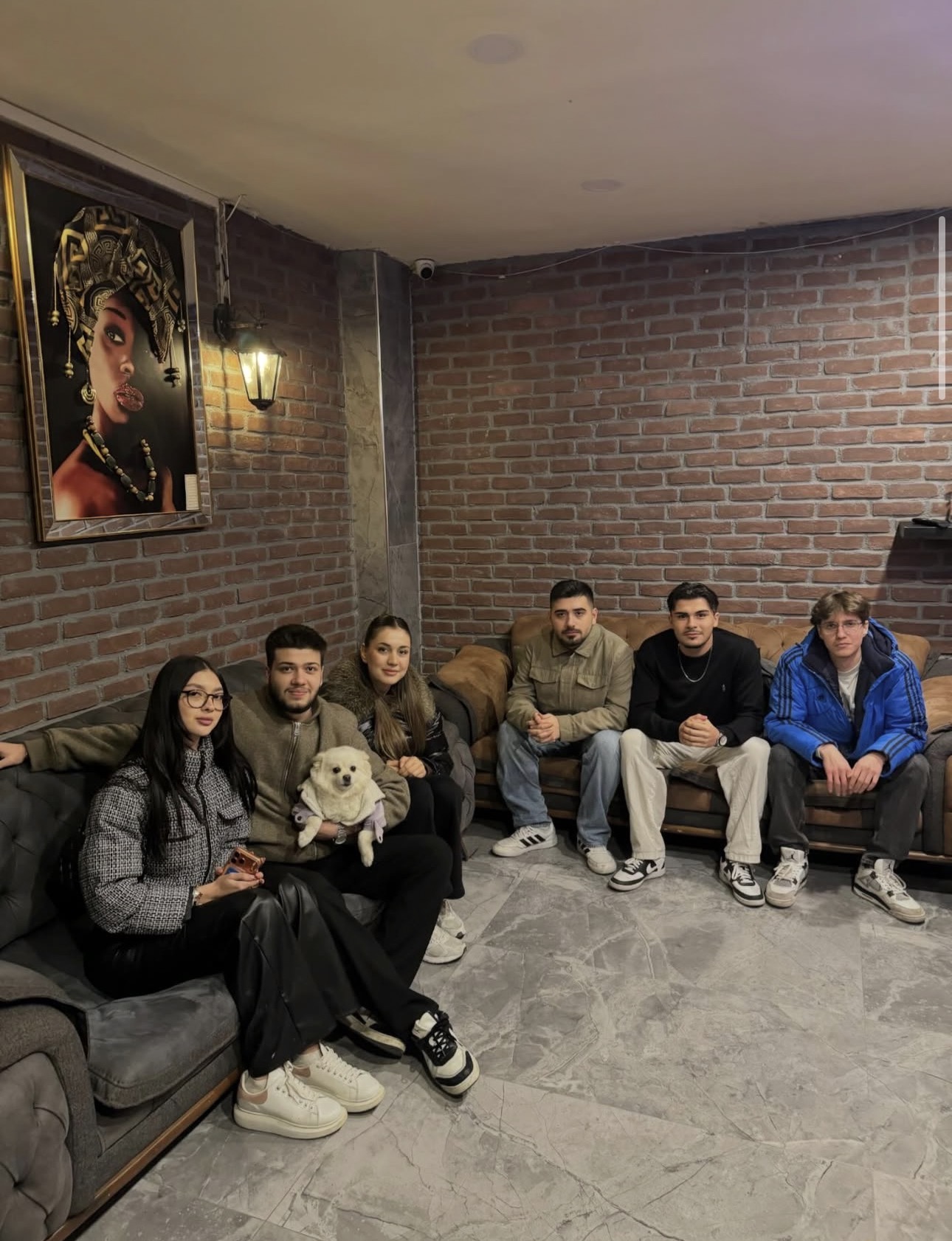 Dumanlı ve gerilimli bekleme alanı