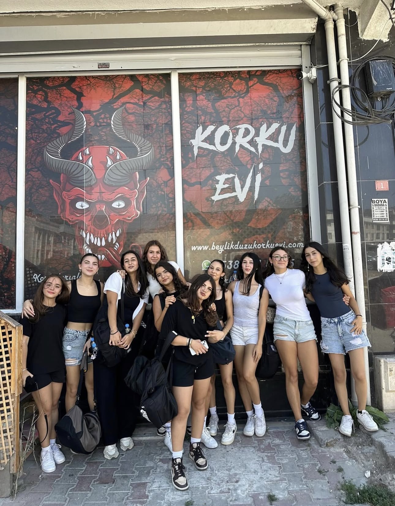 Beylikdüzü Korku Evi bekleme alanında grup fotoğrafı