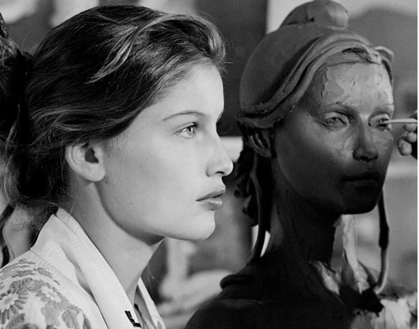 Laetitia Casta et le buste de Marianne sculpté par Marie-Paule Deville-Chabrolle