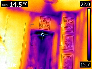 Bathroom — door and reveal showing pronounced cold path with surface temperatures down to 14.5 °C, below internal dewpoint risk on cold days