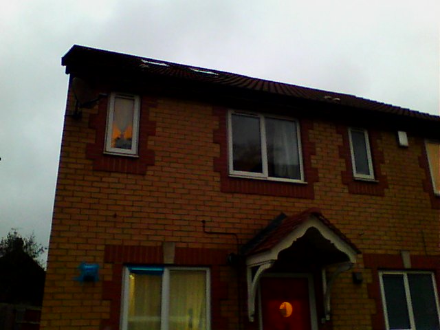 Ceiling / external-wall junction — repeated cold spots along the perimeter line