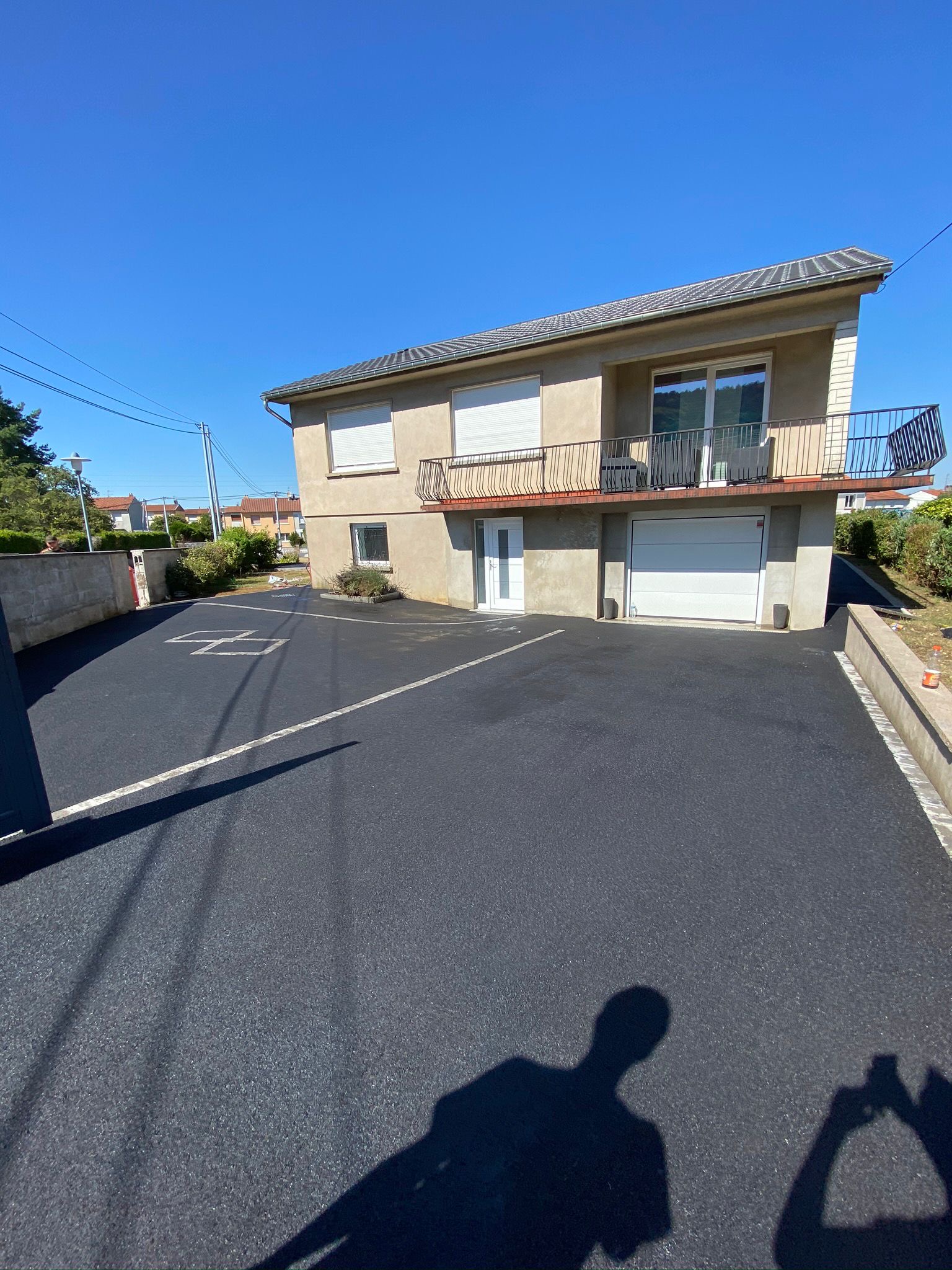 Allée macadam — Parking maison